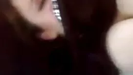 Beauté joue avec un  ...
