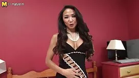 Jeune brune caresse, ...