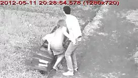 Homme lèche les doig ...