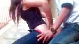 Jeune couple ayant l ...