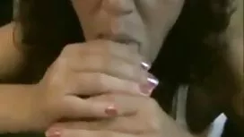 Brunette doucement m ...