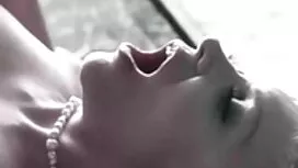 Une jeune Modèle est ...