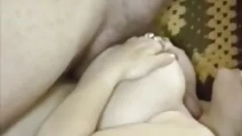 Une jeune pute couru ...
